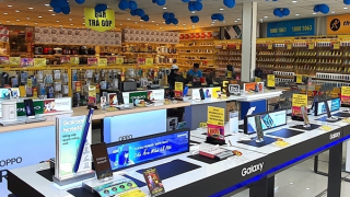 Trú mưa nhờ siêu thị, nhân thể trộm 130 chiếc điện thoại di động