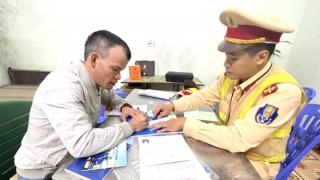 Xử phạt lái xe tải không nhường đường cho xe cứu thương