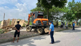 Giải tỏa vi phạm lấn chiếm hành lang ATGT trên tuyến đường Hồ Chí Minh và Quốc lộ 21A