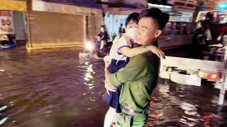 Công an dùng xe chuyên dụng đưa người dân thoát khỏi biển nước trên đường phố