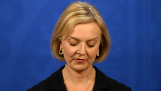 Thủ tướng Anh Liz Truss: Ghế ngồi chưa ấm đã lung lay