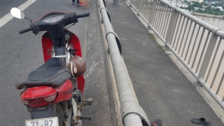 Để lại xe máy trên cầu rồi nhảy xuống sông Tiền