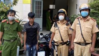 CSGT bắt 2 tên cướp dùng bình xịt hơi cay tấn công nạn nhân