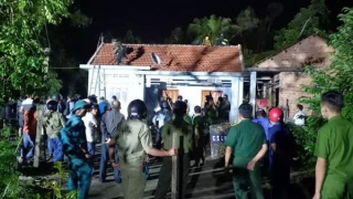 Dùng búa đánh hai ông cháu trọng thương rồi cố thủ trong nhà