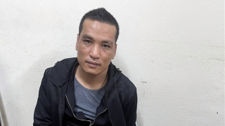 Đi ngang chốt 141, gã đàn ông run rẩy lộ "hàng trắng"