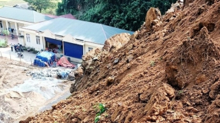 Hàng ngàn khối đất đe dọa vùi lấp trường mầm non