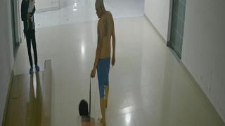 Bắt khẩn cấp người cha hành hạ con ruột