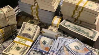 Giá USD trên thị trường tự do vượt 25.000 VND/USD