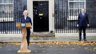 Ai sẽ thay bà Liz Truss ngồi vào “ghế nóng”?