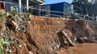 Khắc phục khẩn cấp sạt lở bờ sông Thạch Hãn