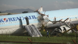 Máy bay lao khỏi đường băng, 170 người may mắn thoát chết