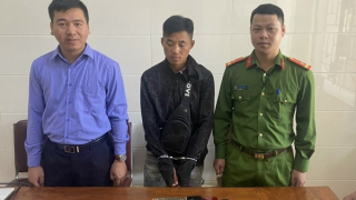 "Đặt hàng" 1 bánh heroin, đang thực hiện giao dịch, 2 đối tượng bị bắt giữ