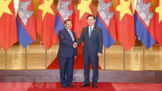 Chủ tịch Quốc hội đón, hội đàm với Chủ tịch Thượng viện Campuchia