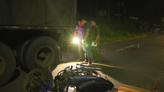 Tông vào đuôi xe container đậu ven đường, một người lái xe máy tử vong