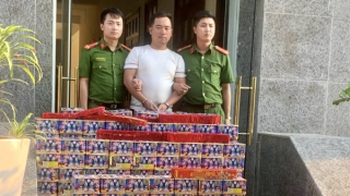 Thay tên đổi họ, làm nhà kho kiên cố tập kết pháo lậu