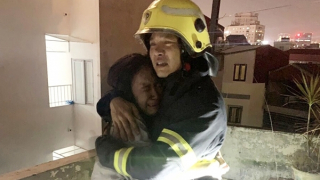 Ôm chặt để biết mình còn sống