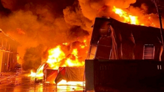 Kho xưởng đệm mút ở Thanh Oai bốc cháy dữ dội