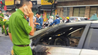 Taxi đang chạy bỗng dưng... bốc cháy