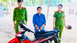 Tóm “nữ quái” dùng dao đe dọa cướp xe ôm