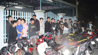 Thay đổi kết cấu xe, 27 thanh, thiếu niên tụ tập  "tổ lái" trên quốc lộ 1