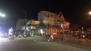 Chờ đèn đỏ, 3 xe máy bị ô tô húc bay