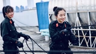 Mãn nhãn màn nữ Cảnh sát đặc nhiệm đu dây giữa trời