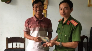 Biểu dương người phụ nữ nhặt được ví tiền trả người đánh rơi