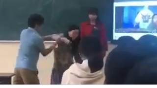 Xôn xao clip nữ giáo viên bị khống chế đẩy ra khỏi lớp học
