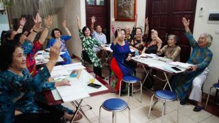 Lớp học tiếng Anh miễn phí dành cho các bô lão