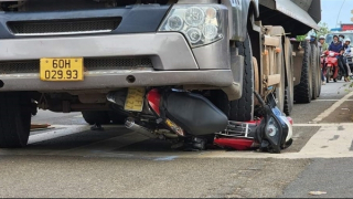 Va chạm giao thông, 2 ông cháu tử vong dưới gầm xe đầu kéo