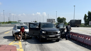 Cảnh sát nổ súng trên cao tốc chặn bắt 4 đối tượng mang ma túy