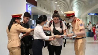 Tuyên truyền ATGT bằng tờ rơi song ngữ cho người nước ngoài