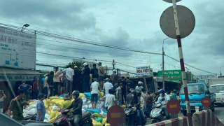 Đứng bên lề đường, một phụ nữ tử vong do xe tải mất lái