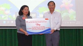 Trao tặng tủ sách học tập và làm theo tư tưởng, đạo đức, phong cách Hồ Chí Minh