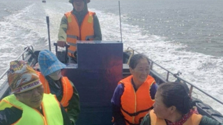 Kịp thời cứu nạn 23 ngư dân bị lật bè trên biển
