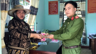 Công an xã trao trả tài sản có giá trị lớn cho người đánh rơi
