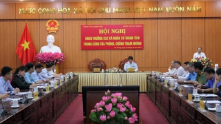 Khen thưởng 4 cá nhân có thành tích trong phòng, chống tham nhũng
