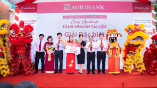 Agribank trao tặng tiếp 1 tỷ đồng cho khách hàng gửi tiền tiết kiệm