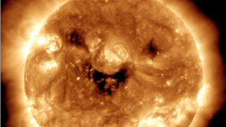 Khoảnh khắc "mặt trời cười" khiến các nhà khoa học lo lắng