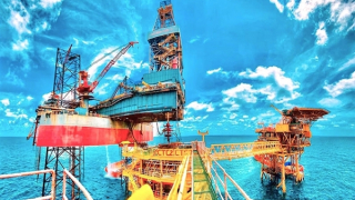 Giàn khai thác Cá Tầm 2 đón dòng dầu đầu tiên