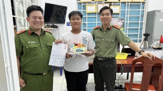 Bất ngờ nhận quà sinh nhật khi đi làm căn cước công dân