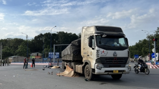 Va chạm với xe đầu kéo, 4 người đi xe máy tử vong