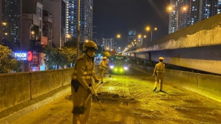 CSGT cùng người dân dọn “bẫy dầu” trên đường