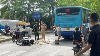 Hai xe máy va chạm nhau, một phụ nữ ngã vào bánh sau xe buýt tử vong