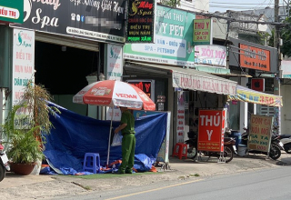 Đi học về, con gái hoảng hốt khi thấy bố tử vong, mẹ bị thương nặng