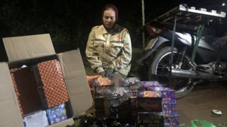 Phủ lá chuối che pháo lậu, vận chuyển qua biên giới thì bị bắt giữ