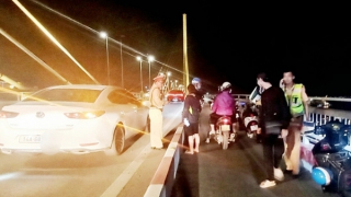 Dừng ô tô giữa cầu Bãi Cháy, nam thanh niên nhảy xuống biển