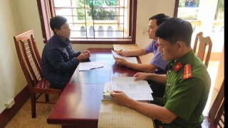 Khởi tố người cha vác dao xông vào trường học bắt Hiệu trưởng quỳ