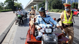 CSGT bắt loạt “hung thần” ba bánh và xe cũ nát