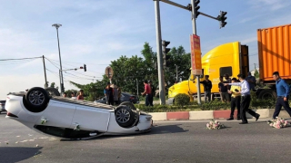 Xe hoa chở cô dâu, chú rể bị lật ngửa ở Hải Phòng